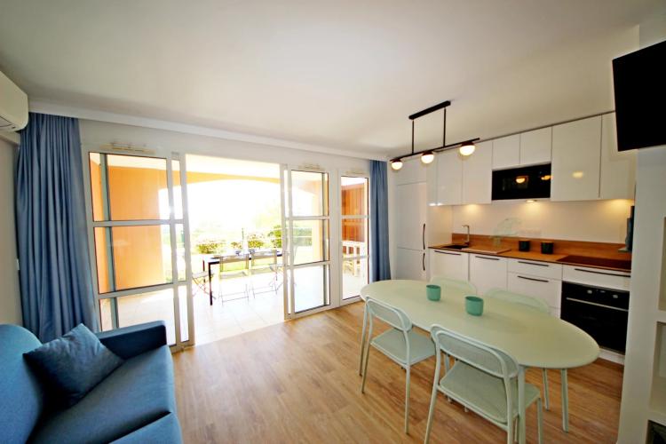 SOUS OFFRE AGAY CAP ESTEREL LE HAMEAU. DEUX PIECES REZ DE JARDIN VUE MER