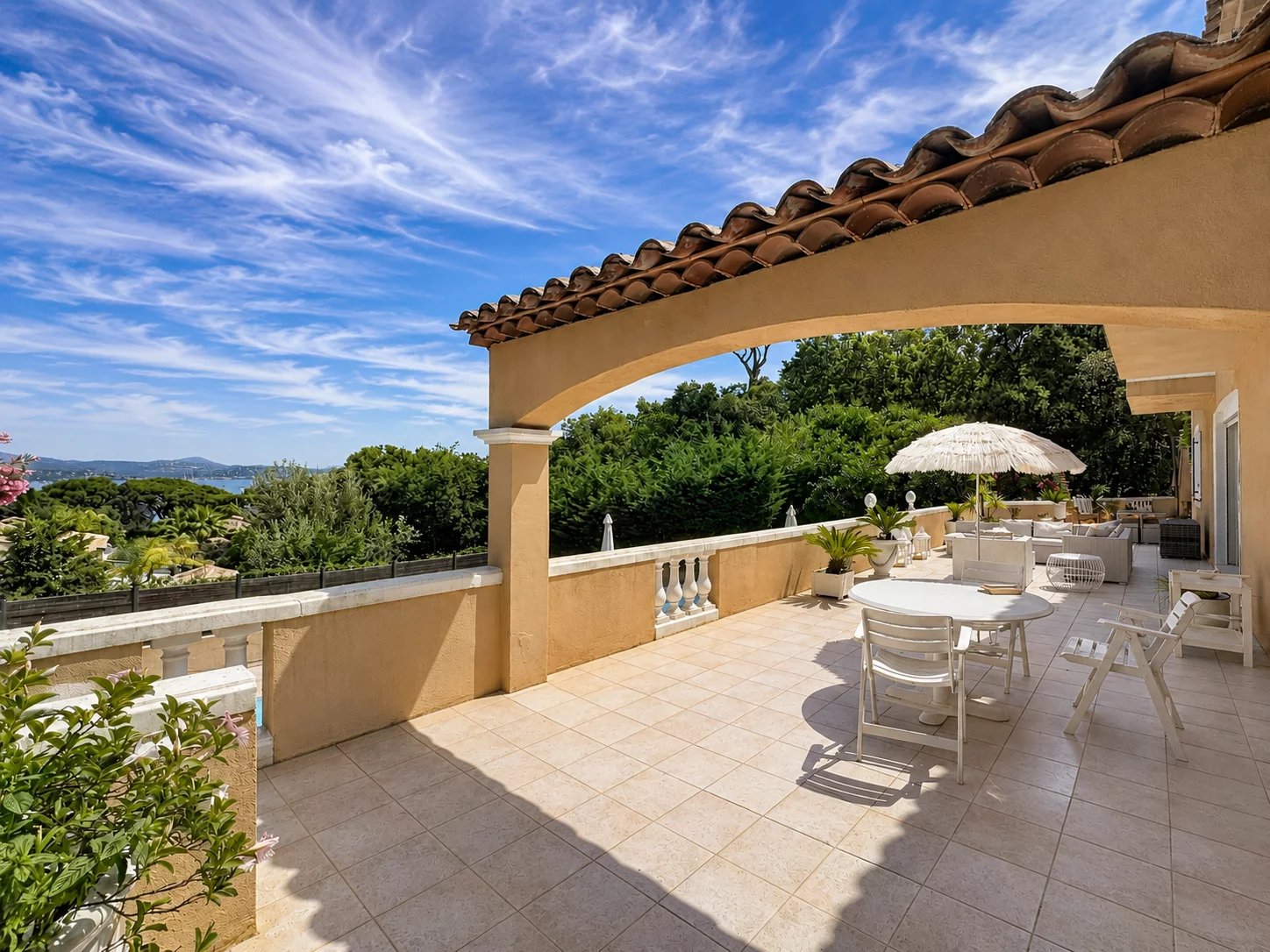 GASSIN – VILLA AVEC VUE MER À QUELQUES MINUTES DE SAINT-TROPEZ
