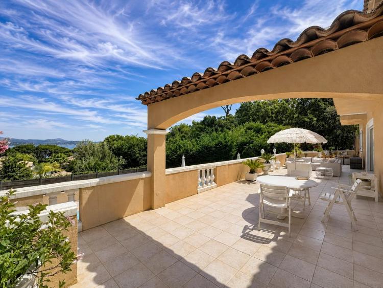 GASSIN – VILLA AVEC VUE MER À QUELQUES MINUTES DE SAINT-TROPEZ