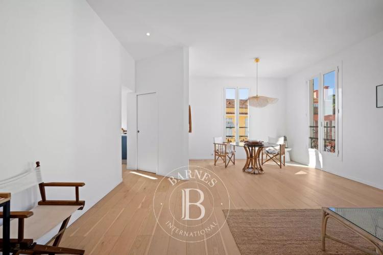 SAINT-JEAN-CAP-FERRAT – APPARTEMENT EN DERNIER ÉTAGE AVEC APERÇU MER ET JARDIN PRIVATIF