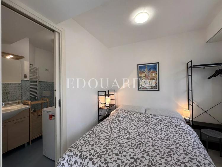 En exclusivité deux pièces en bon état avec terrasse, dans bel immeuble recent en plein centre de Menton
