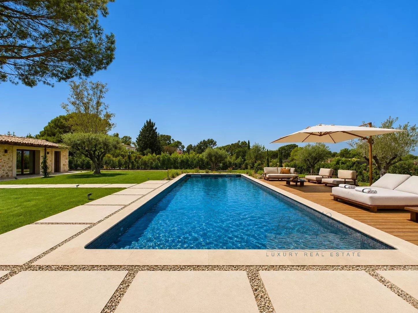 VILLA DE CHARME AVEC VUE DANS LE SECTEUR RÉSIDENTIEL DE CASTELLARAS