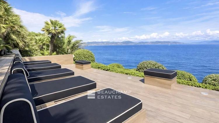 Villa pieds dans l’eau au coeur des Parcs de Saint-Tropez