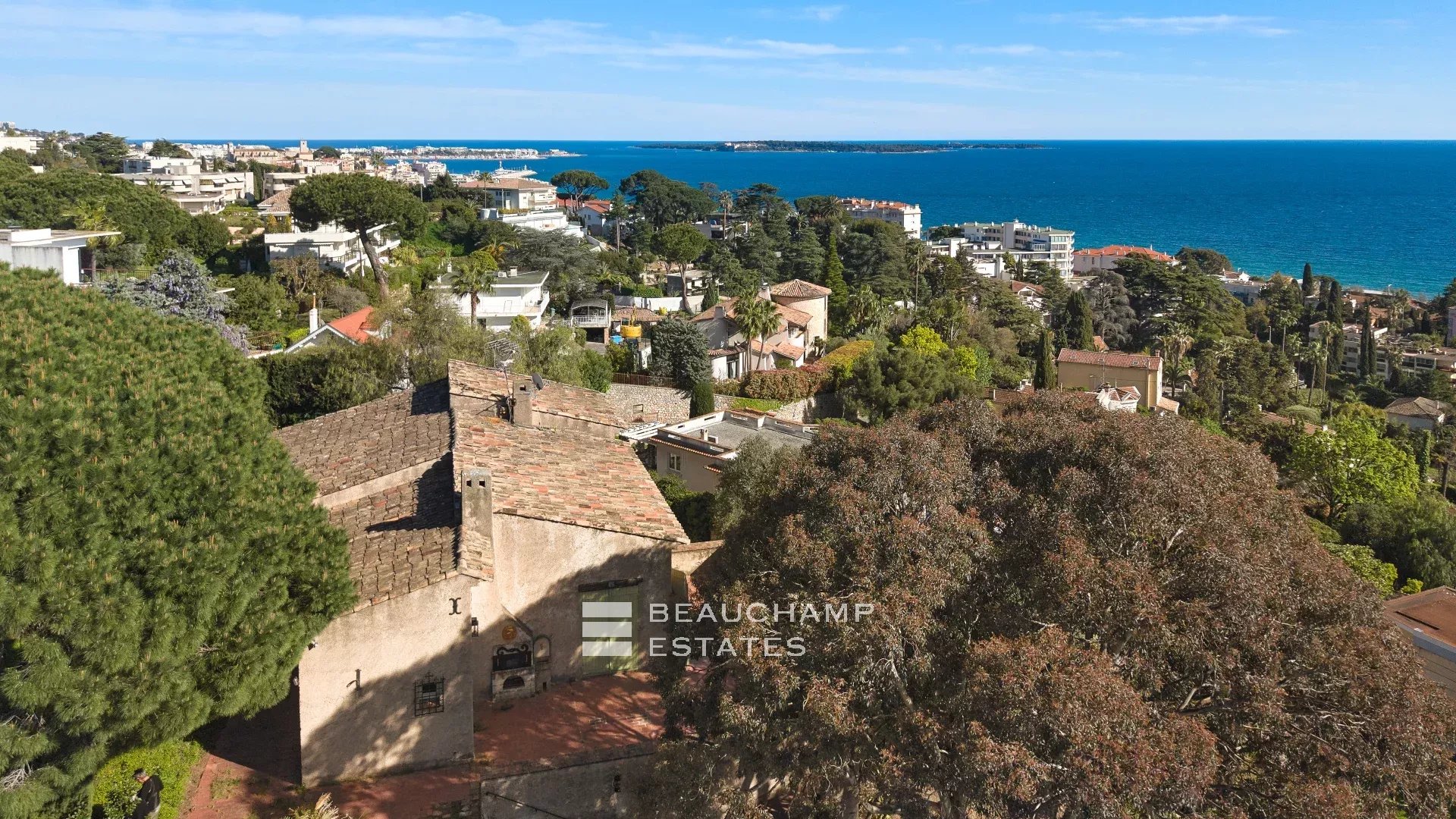 Propriété 5 chambres à rénover avec vue mer panoramique - Cannes - La Croix-des-Gardes