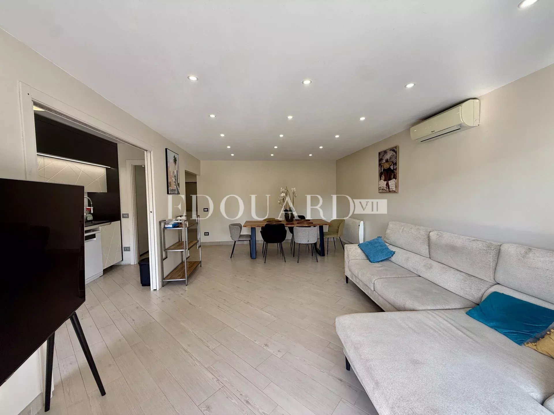 Sur la commune de Roquebrune Cap Martin, trois pièces avec terrasse, belle vue dégagée et grand garage