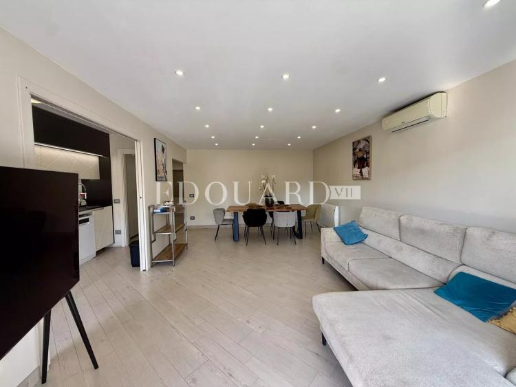 Sur la commune de Roquebrune Cap Martin, trois pièces avec terrasse, belle vue dégagée et grand garage