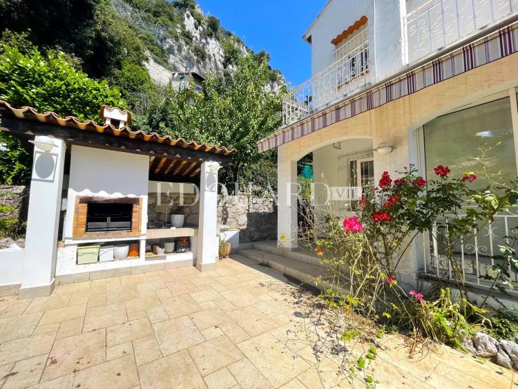 Villa à vendre avec belle vue panoramique sur la mer, grand jardin et deux parkings