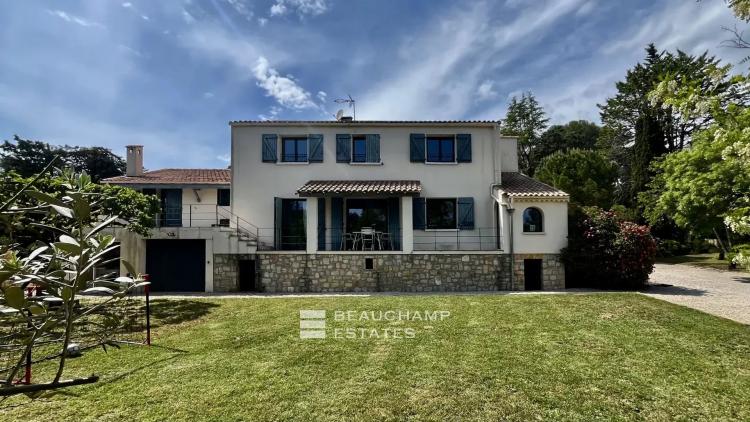 Villa familiale avec dépendance dans un domaine fermé – Tranquillité et espace