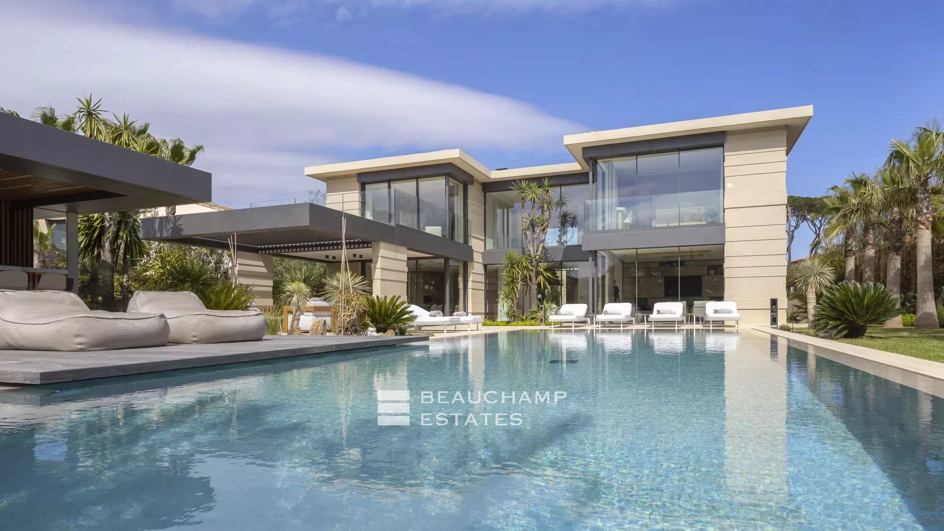 Villa d'architecte neuve au coeur d'un domaine privé à Saint-Tropez