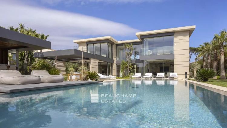 Villa d'architecte neuve au coeur d'un domaine privé à Saint-Tropez