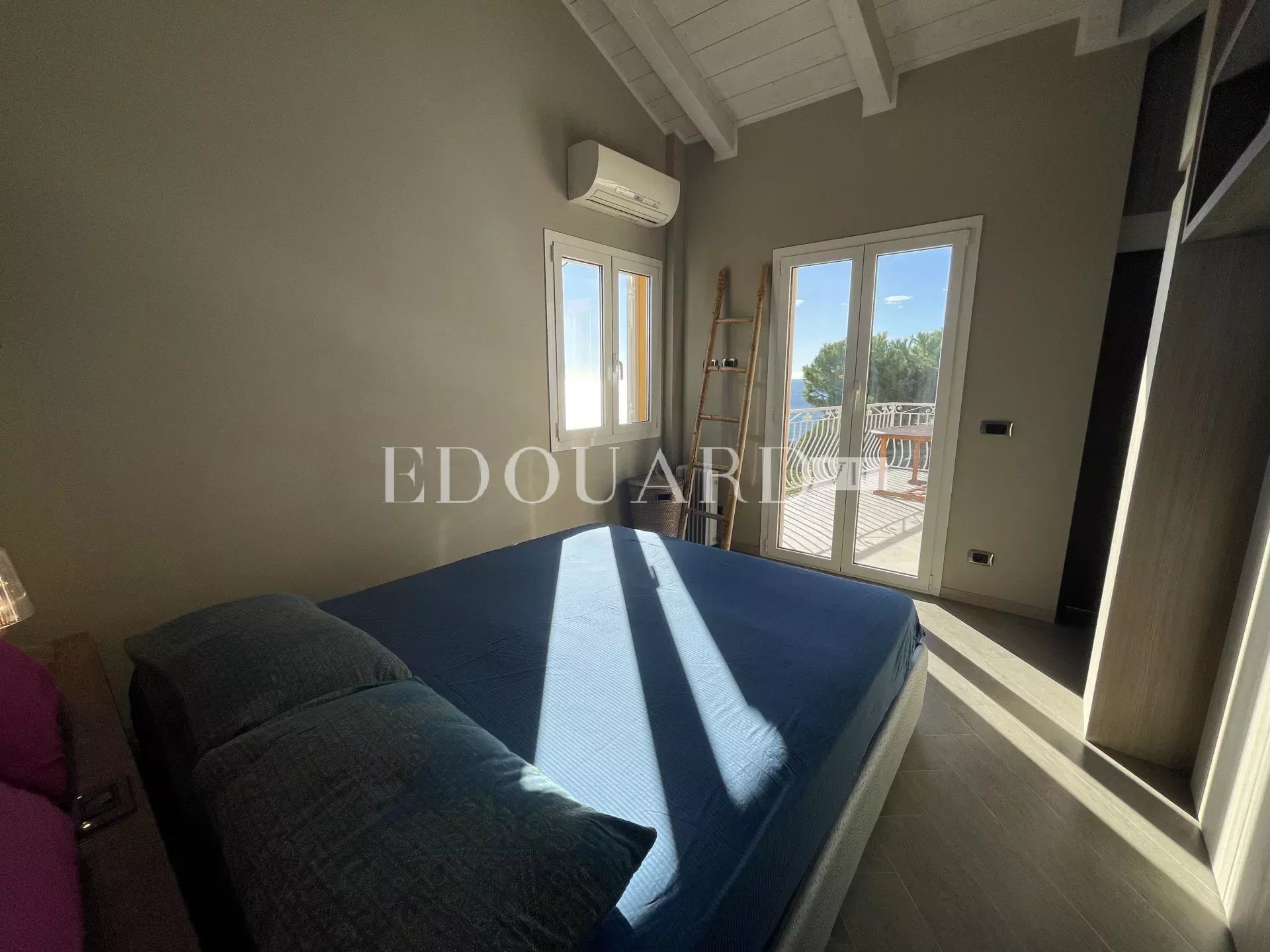 En exclusivité trois pièces avec spacieuse terrasse, magnifique vue mer panoramique et parking