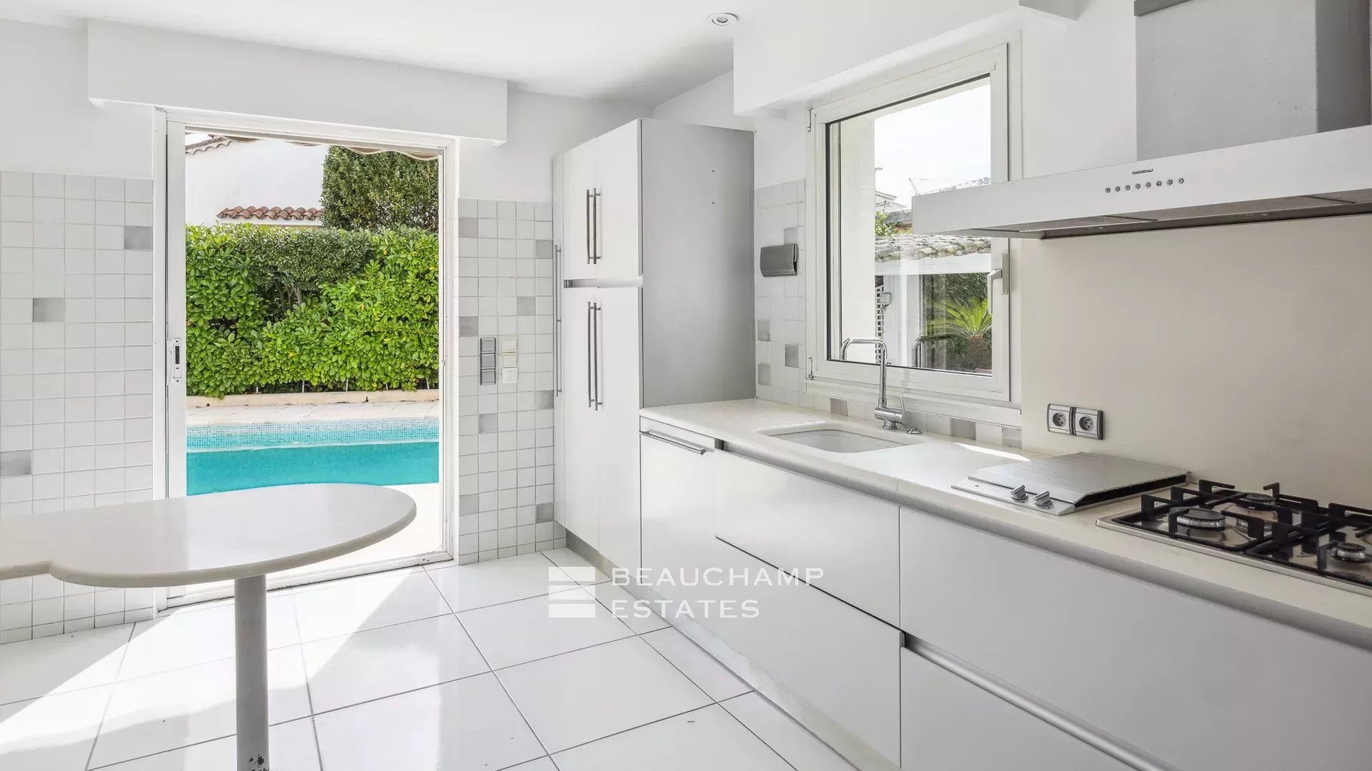 Villa contemporaine avec jardin et piscine au centre-ville