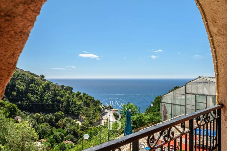 SAINT-LAURENT-D’ÈZE – ÉLÉGANT 4 PIÈCES AVEC VASTE TERRASSE ET VUE MER PANORAMIQUE