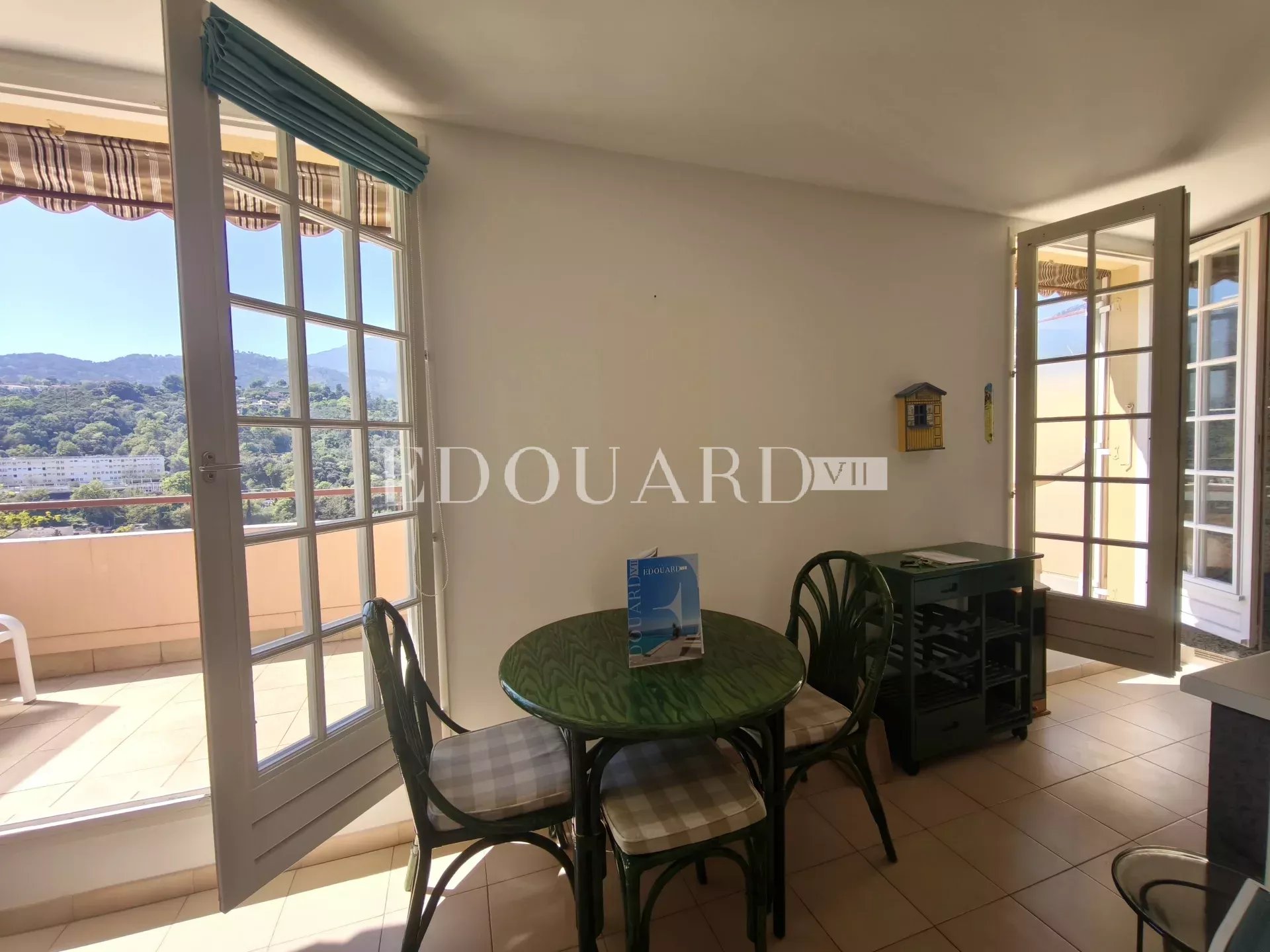 Dans le quartier du Riviera, à vendre grand studio en dernier étage avec terrasse, cave et garage