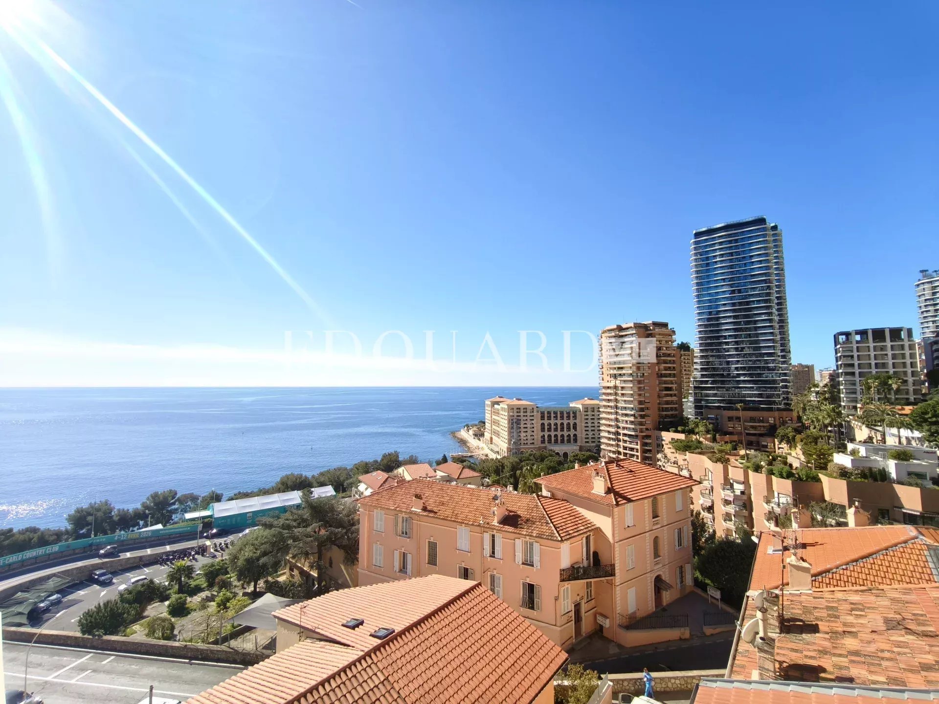 Aux portes de la Principauté de Monaco, superbe trois pièces à vendre avec terrasse et magnifique vue mer