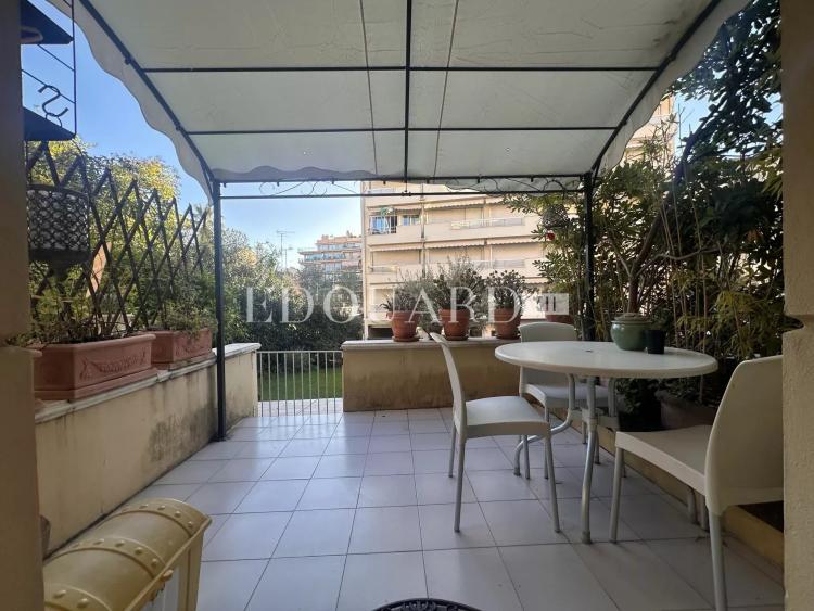 Dans le centre de Menton, à vendre spacieux studio en bon état avec grande terrasse exposée Ouest