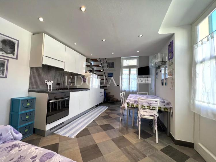 En exclusivité petit trois pièces en très bon état avec deux chambres en mezzanine, proche commerces et écoles