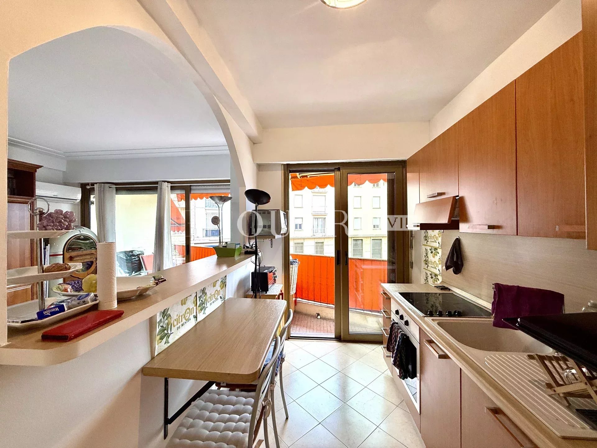 Spacieux deux pièces avec terrasse, au premier étage d’un bel immeuble dans le centre de Menton