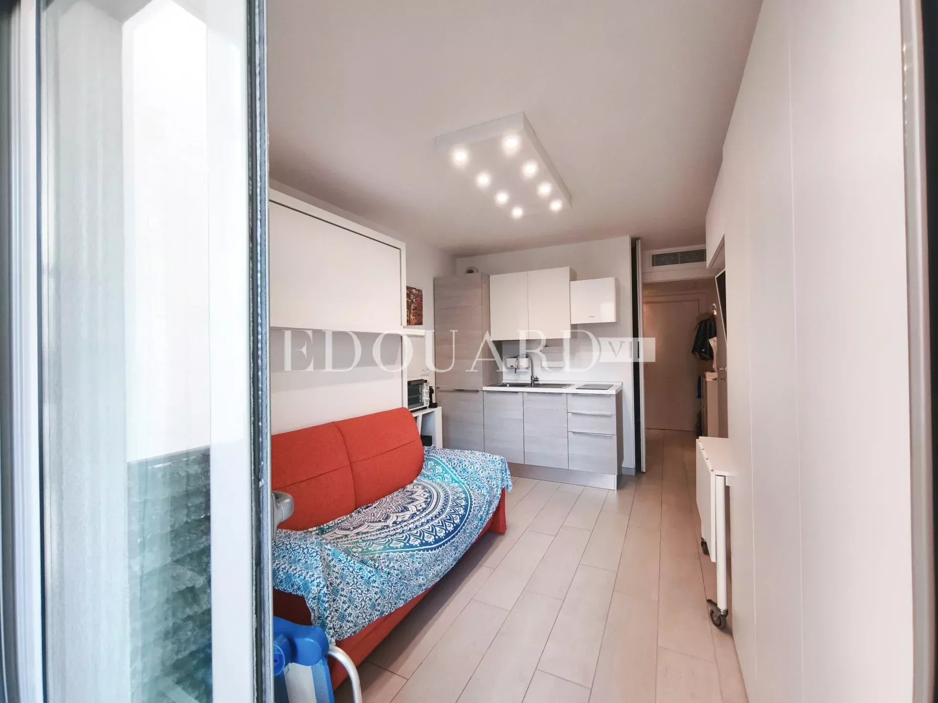 Studio avec terrasse et cave, au cinquième étage d'un immeuble récent dans le carré d'or de Menton