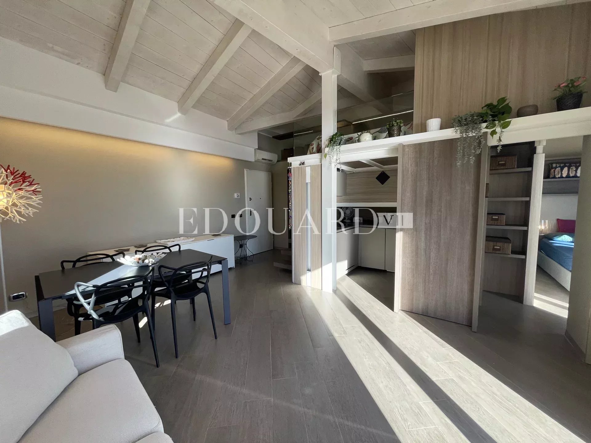 En exclusivité jolie villa rénovée avec deux terrasses, jardin, magnifique vue mer et deux parkings