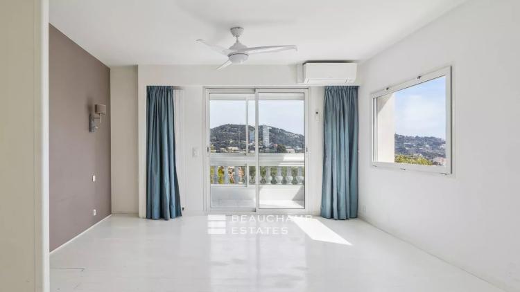 Villa contemporaine avec jardin et piscine au centre-ville