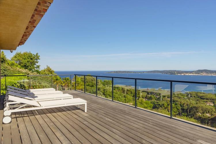 Villa neuve avec vue mer panoramique à vendre à Beauvallon
