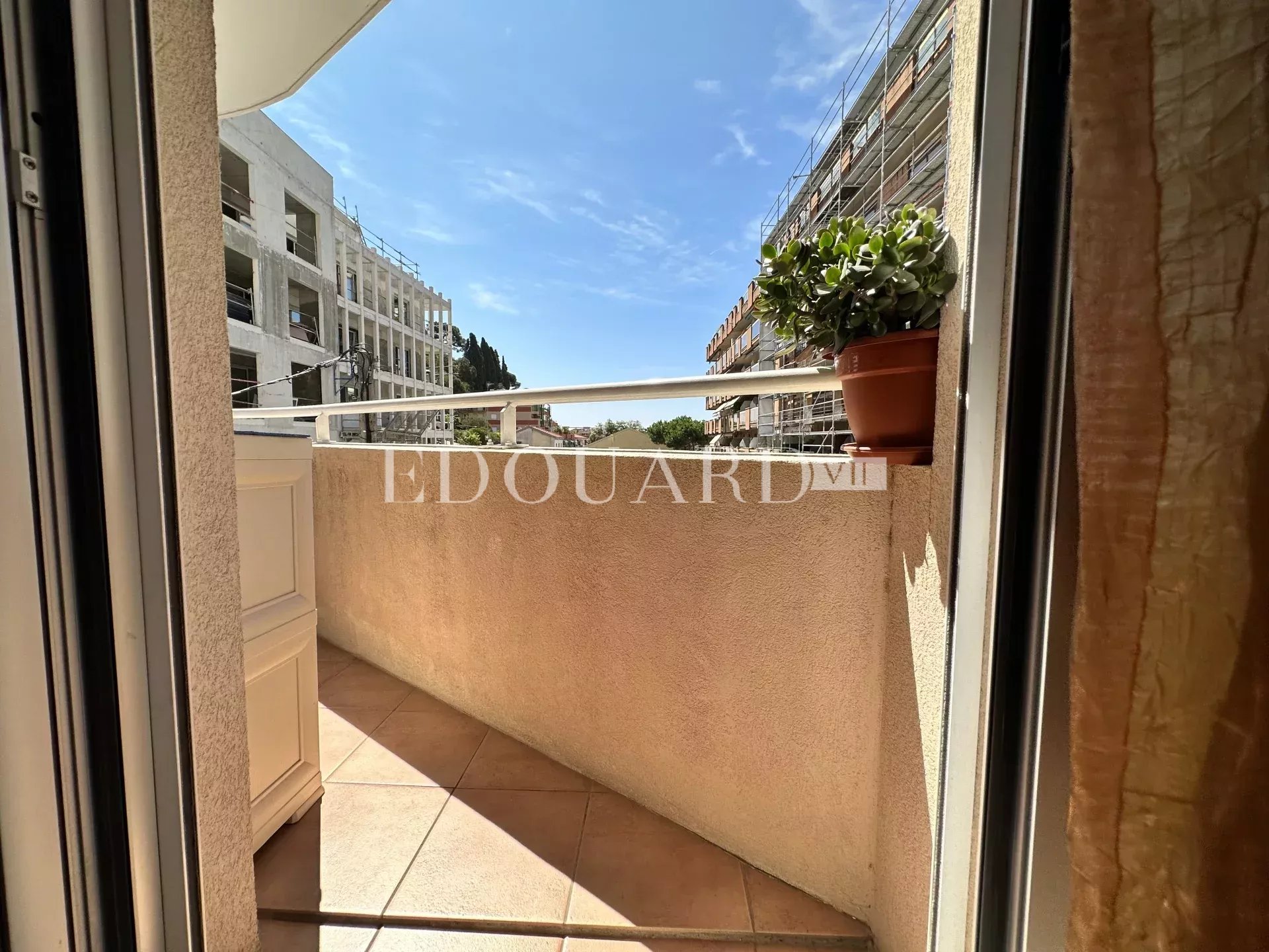 En exclusivité deux pièces en très bon état avec terrasse et cave, au troisième étage d’un immeuble récent