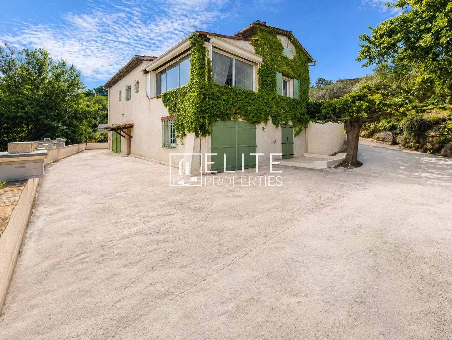 LA ROQUETTE SUR SIAGNE , maison de 4 logements sur parcelle de 1990 m²