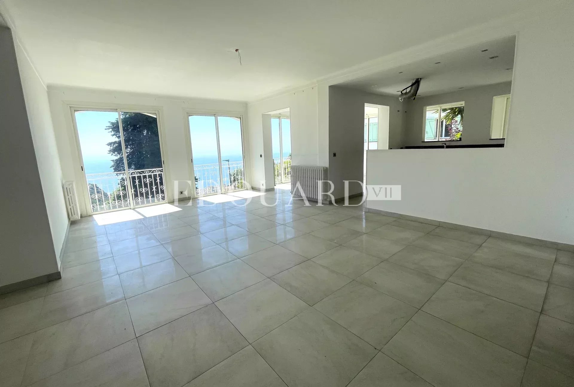 Villa à vendre avec belle vue panoramique sur la mer, grand jardin et deux parkings