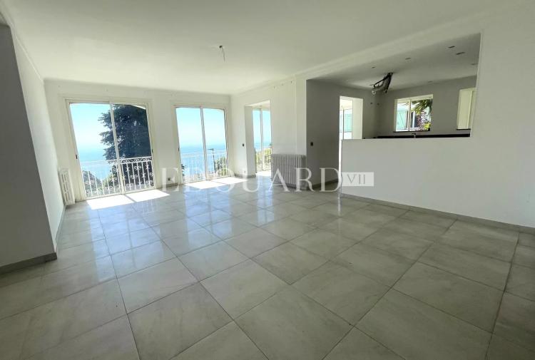 Villa à vendre avec belle vue panoramique sur la mer, grand jardin et deux parkings