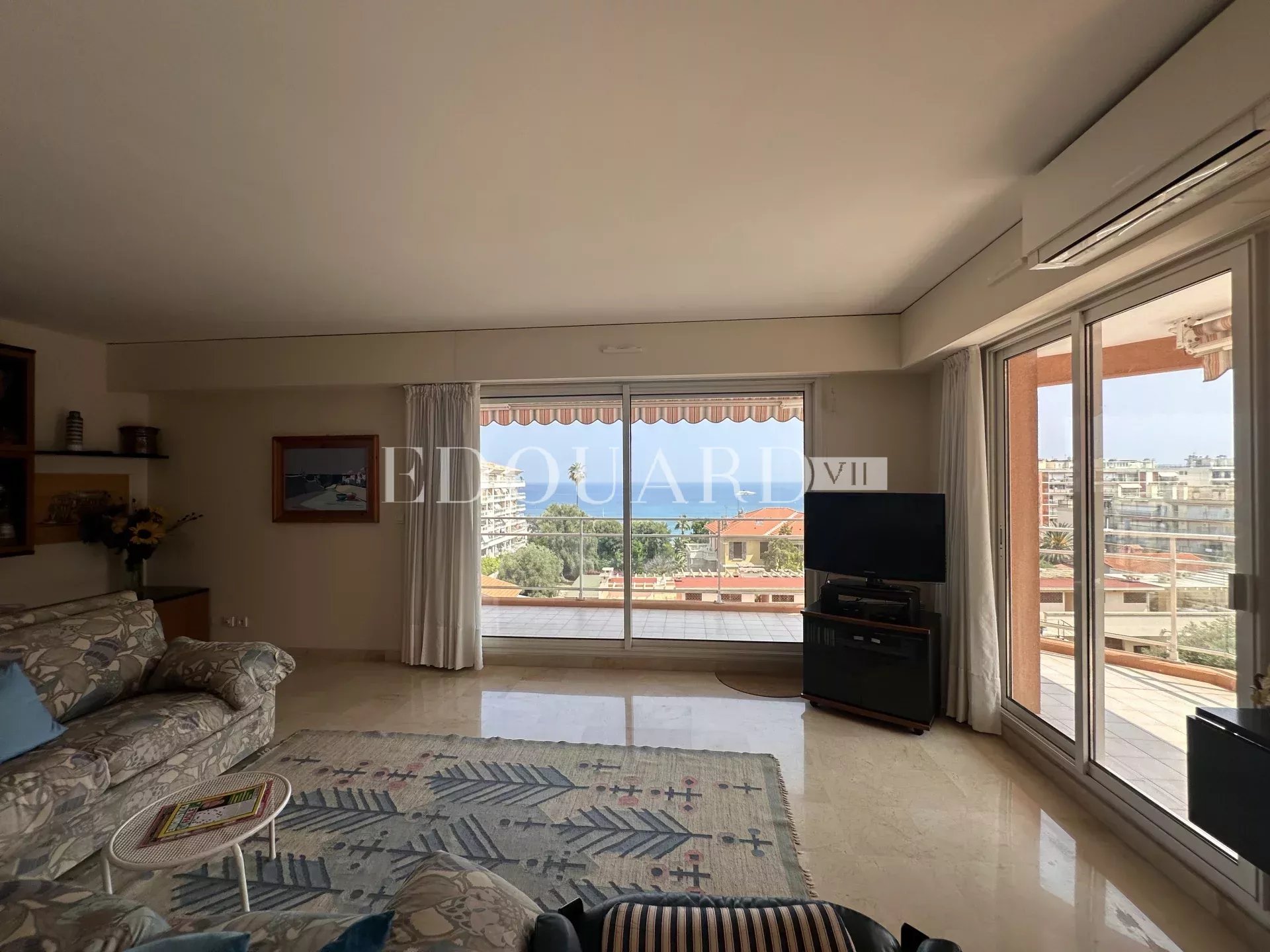 En exclusivité trois pièces avec vaste terrasse, splendide vue mer et double garage, dans immeuble de standing