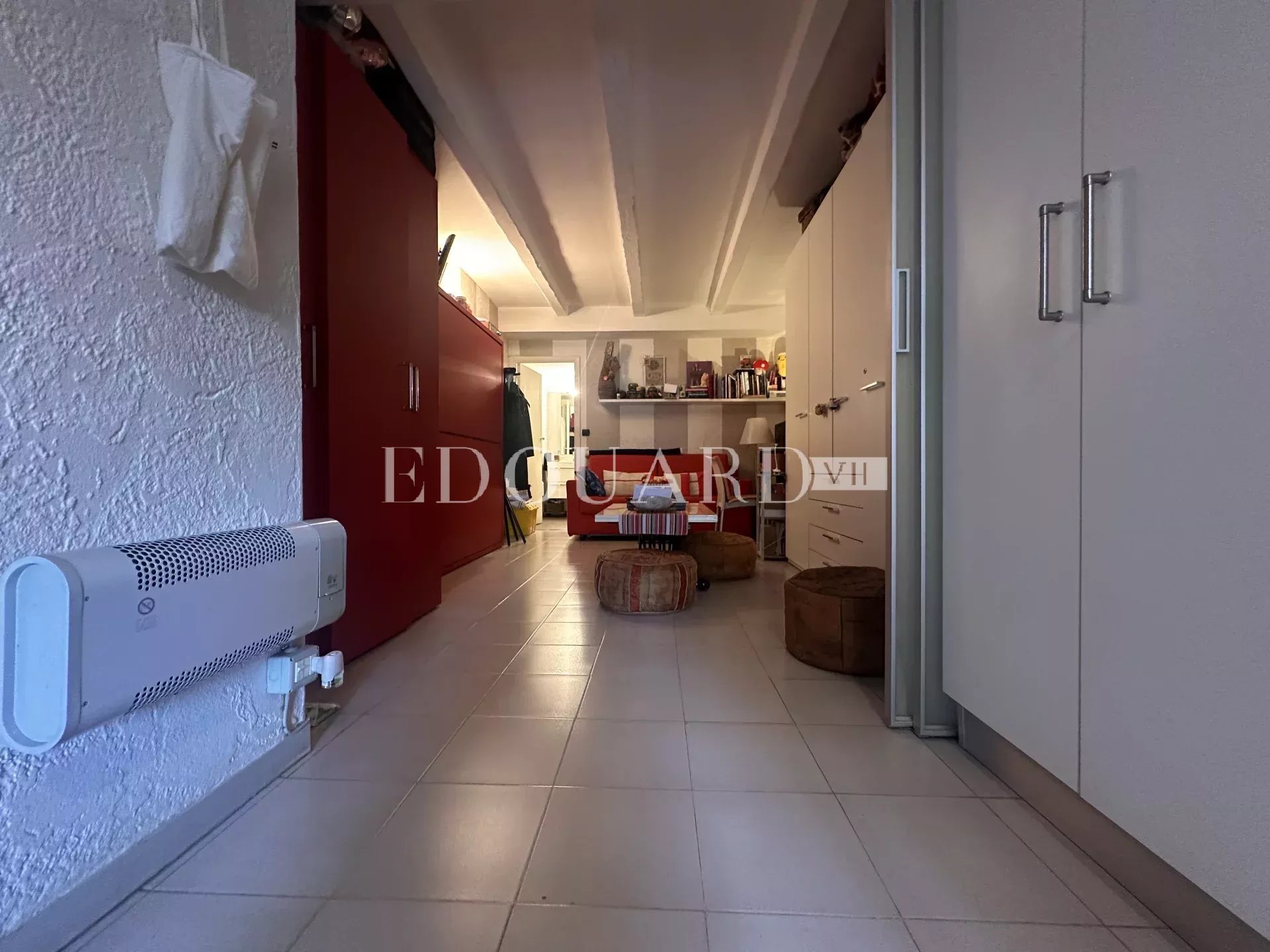 Dans le centre de Menton, à vendre spacieux studio en bon état avec grande terrasse exposée Ouest