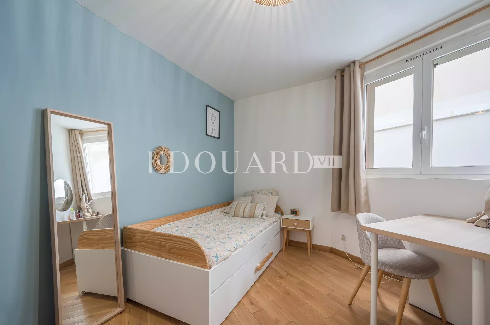 Sur la commune de Villefranche sur Mer,  charmant trois/quatre pièces à vendre avec grande terrasse