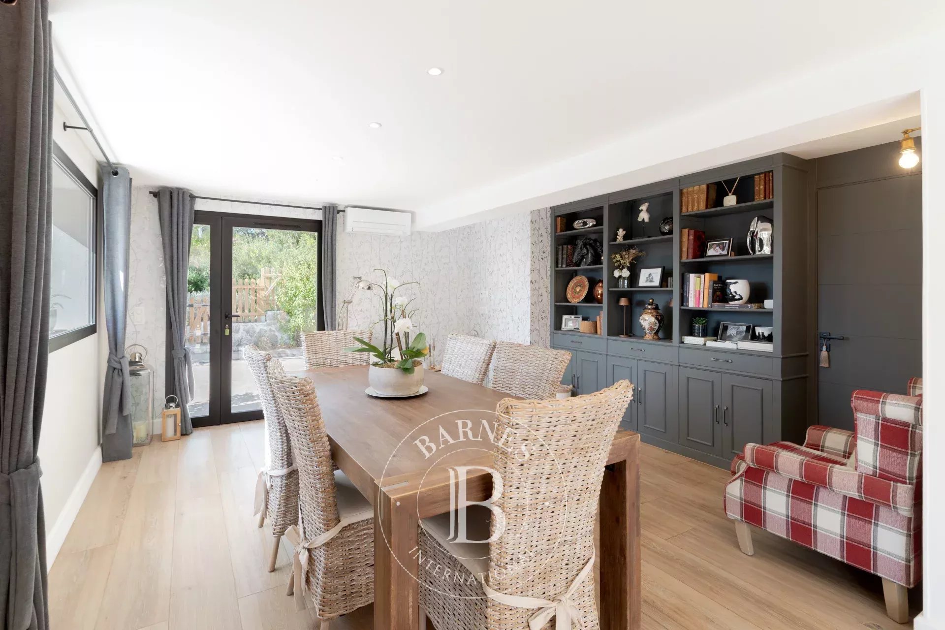 Roquefort-les-Pins - Villa de caractère avec maison d’amis et 3 appartements indépendants - 9 chambres