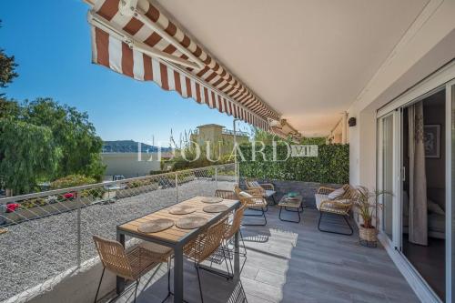 Sur la commune de Villefranche sur Mer,  charmant trois/quatre pièces à vendre avec grande terrasse