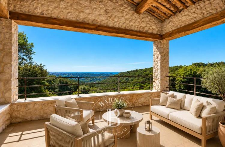 Propriété en pierres rénovée avec vue panoramique sur la mer et le village de Saint-Paul-de-Vence