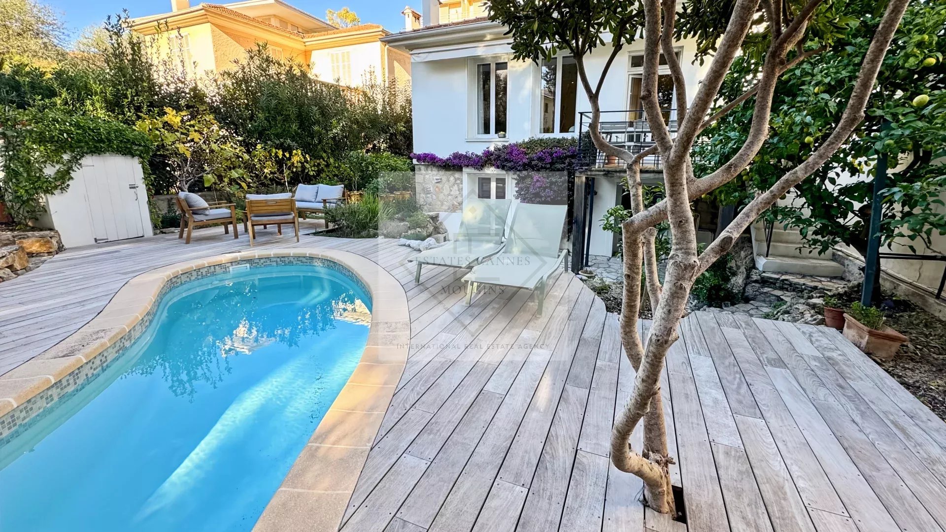 Emplacement Privilégié au Cœur de Cannes : Maison de Ville avec Piscine et Stationnement Privatif