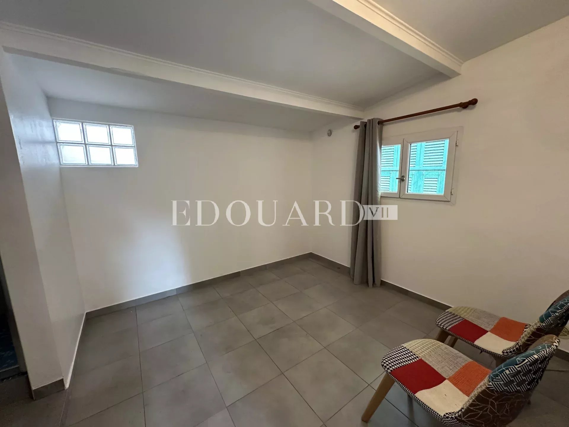 Sur la commune de Castellar, charmante maisonnette avec 6 parkings, exclusivité