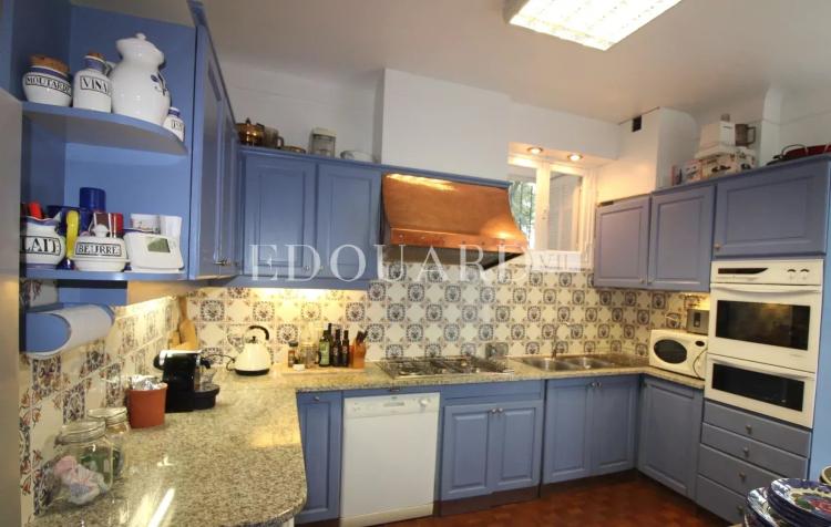 En exclusivité villa en très bon état avec double garage, grande terrasse, agréable jardin et belle vue mer