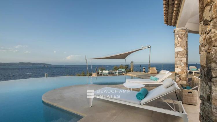 Villa pieds dans l'eau au coeur du domaine des Parcs de Saint-Tropez