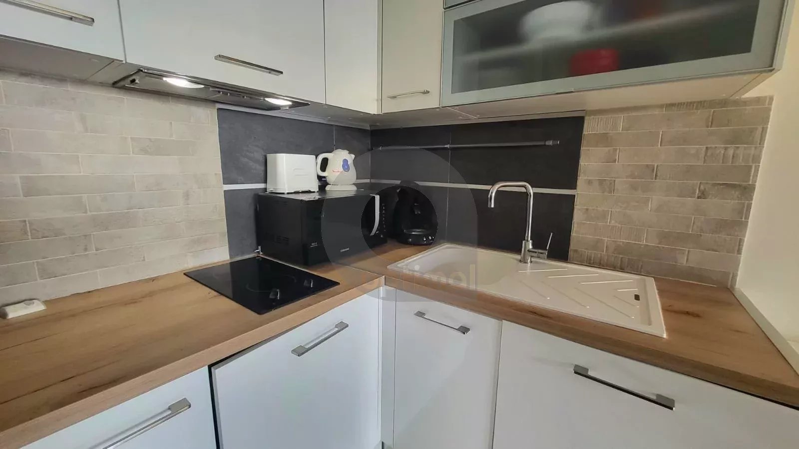 ROQUEBRUNE SECTEUR CABBE - STUDIO TERRASSE VUE MER - PISCINE