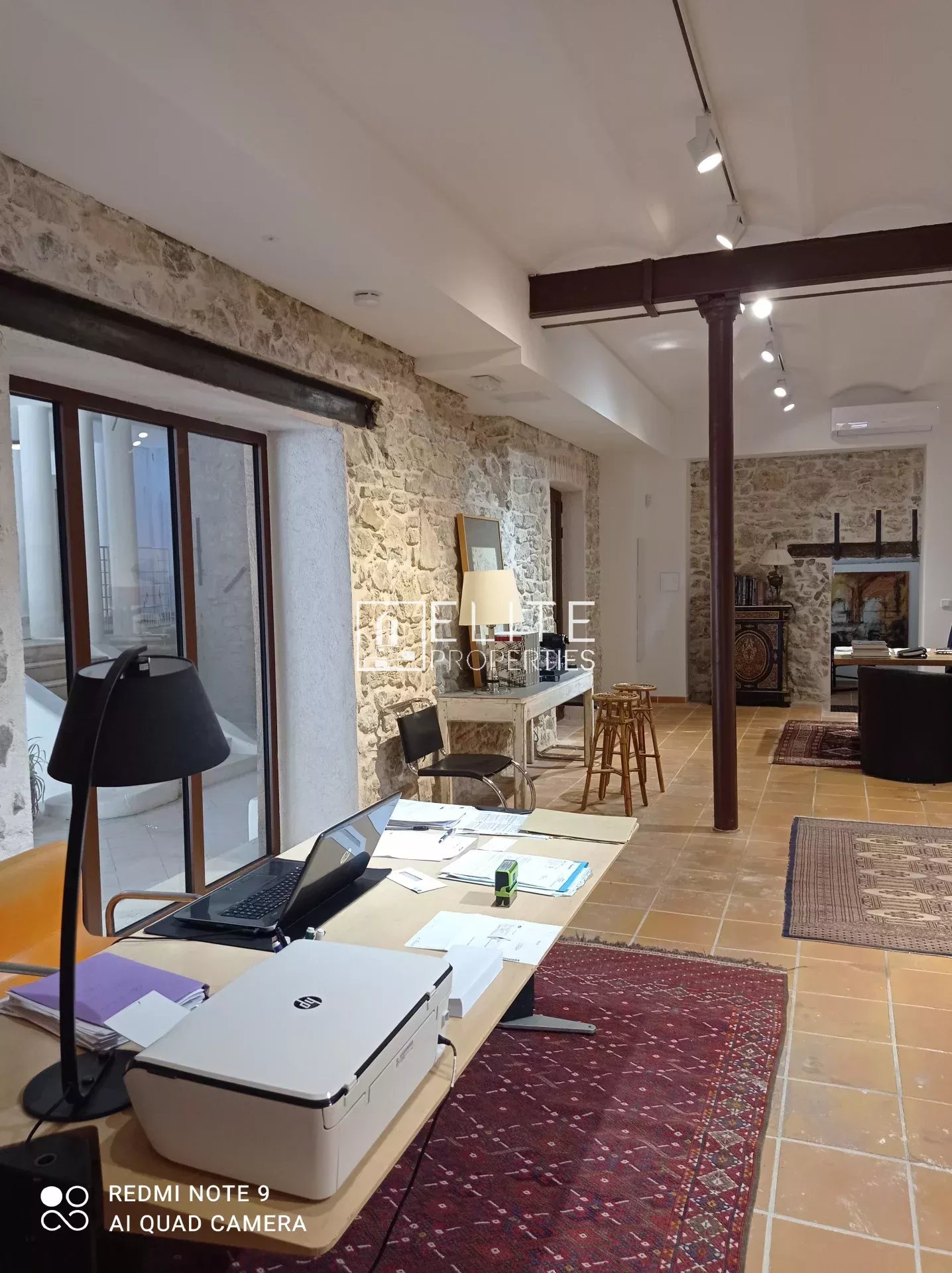 LOCAL COMMERCIAL 103 m² – TERRASSE PRIVATIVE – MOUGINS