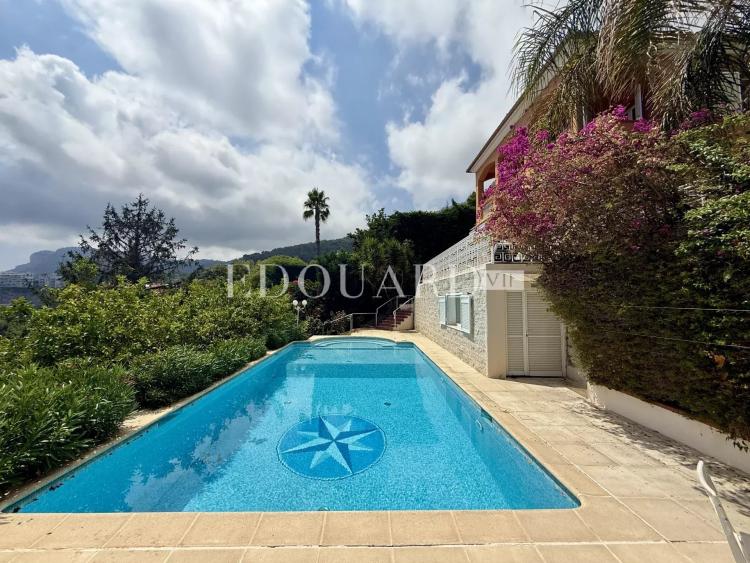 Dans un domaine privé et sécurisé, à vendre villa de prestige avec vue panoramique sur la Principauté de Monaco