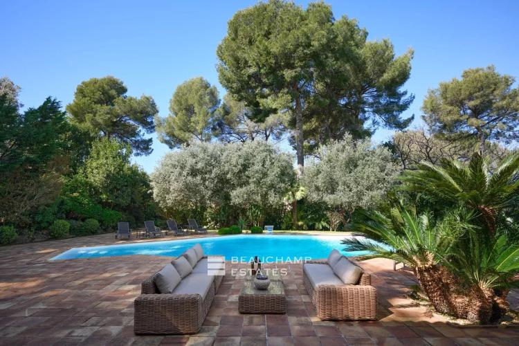 Villa néo-provencale de 5 chambres avec piscine dans un quartier résidentiel de Mougins