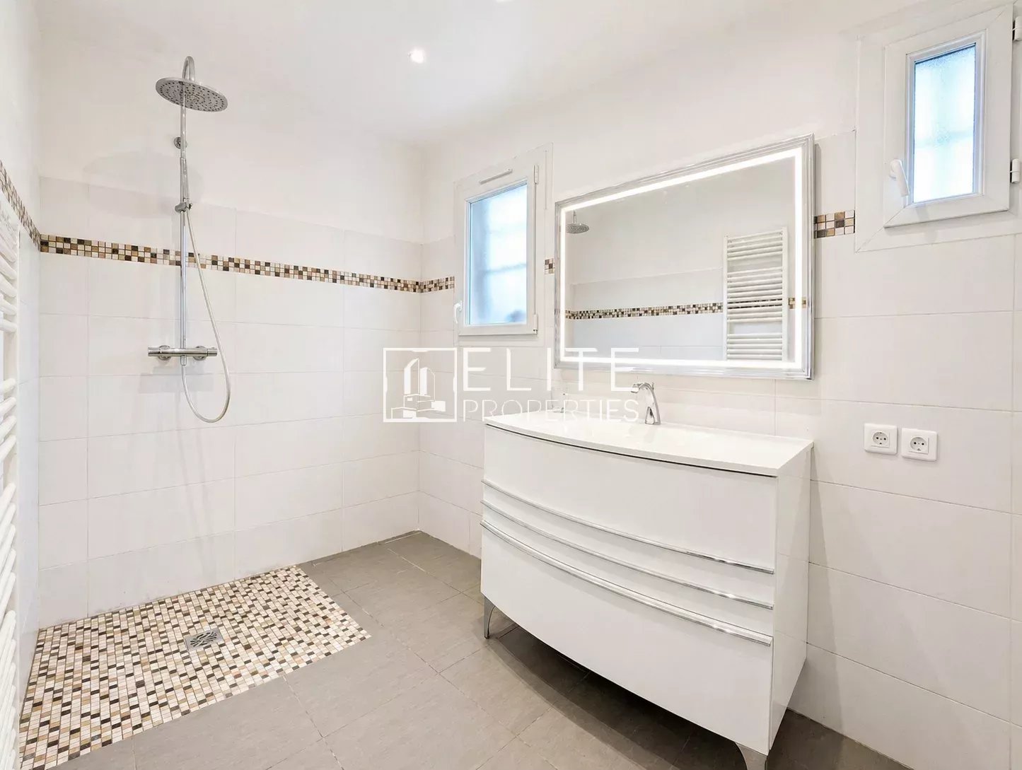 LA ROQUETTE SUR SIAGNE , maison de 4 logements sur parcelle de 1990 m²