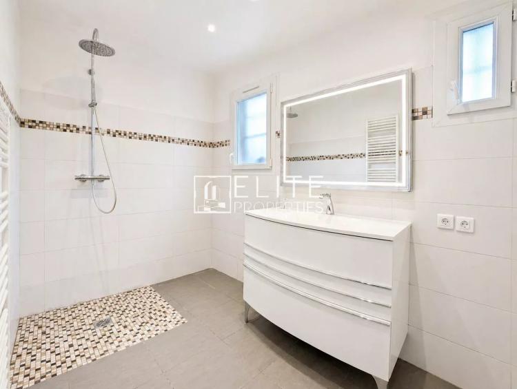 LA ROQUETTE SUR SIAGNE , maison de 4 logements sur parcelle de 1990 m²