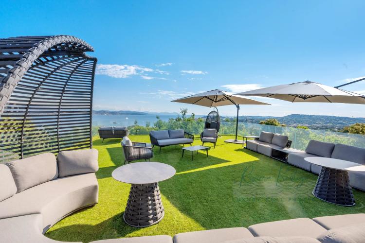 Villa contemporaine avec vue panoramique sur le Golfe de Saint-Tropez – Gassin