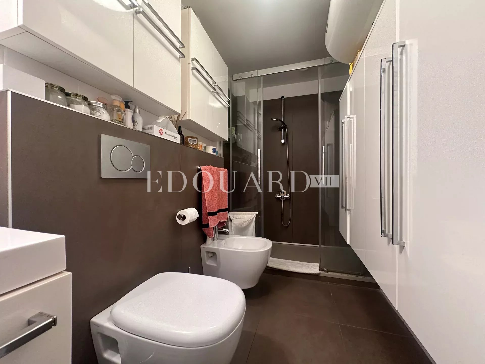 Dans le centre de Menton, à vendre spacieux studio en bon état avec grande terrasse exposée Ouest
