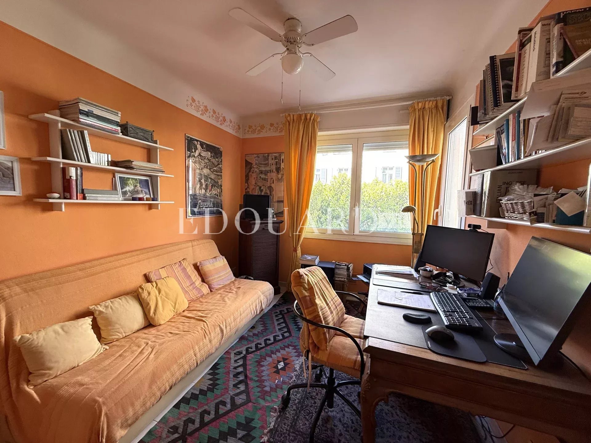 En exclusivité studio en bon état, au deuxième étage d'un immeuble dans le centre de Menton