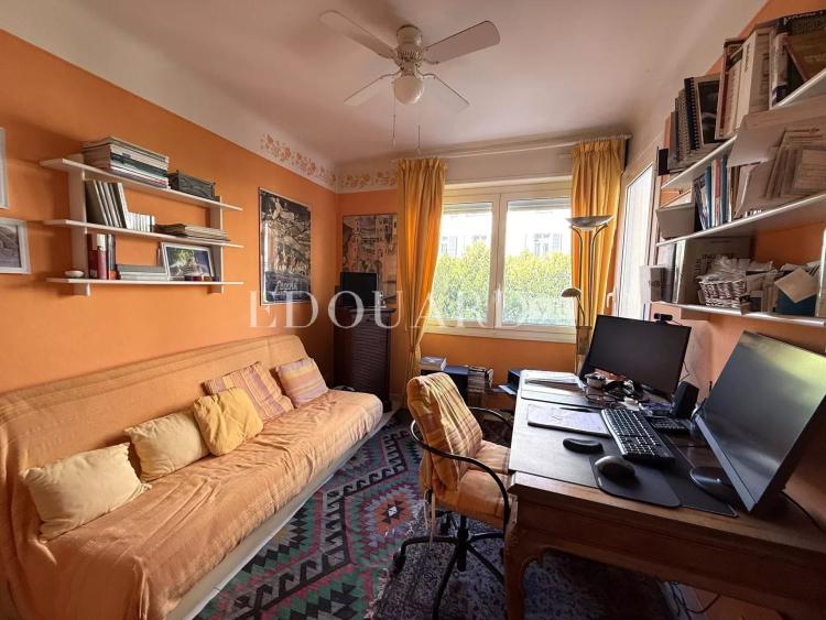 En exclusivité studio en bon état, au deuxième étage d'un immeuble dans le centre de Menton